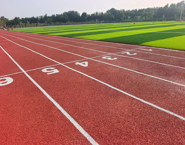 什么樣的地面基礎(chǔ)適合鋪設(shè)塑膠跑道？